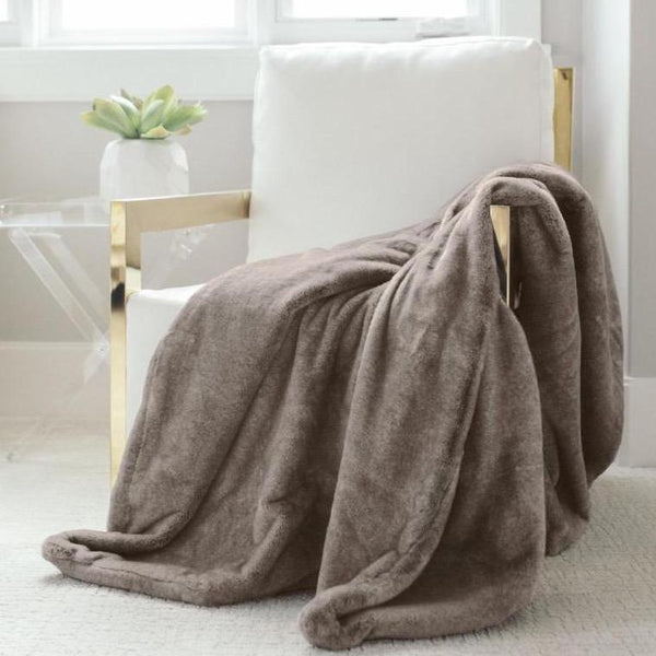 Elegant Saranoni blanket showcased in a stylish living space.