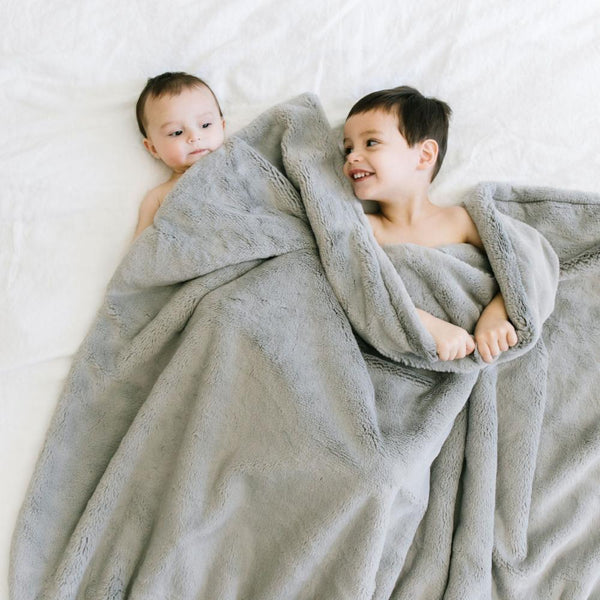 Extra large Saranoni blanket on a bed.