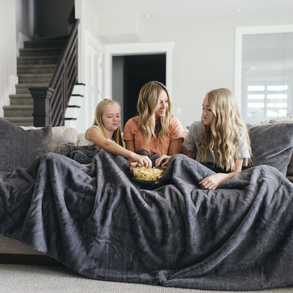 Saranoni Grand blanket in a stylish living room.