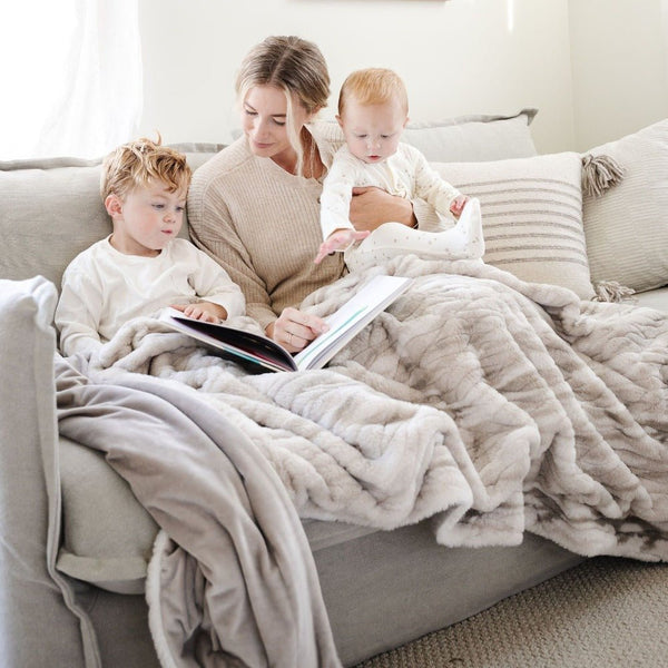 MARBLE FAUX FUR/MINKY THROW BLANKETS - Saranoni luxury throw blanket providing comfort and style