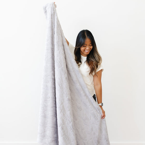 PATTERNED FAUX FUR THROW BLANKETS - Big fluffy Saranoni blanket providing ultimate comfort