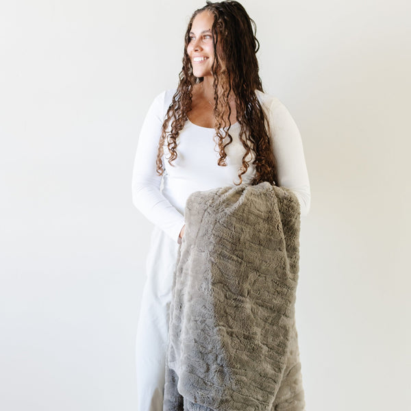 PATTERNED FAUX FUR THROW BLANKETS - Saranoni blanket bringing warmth and comfort to any room