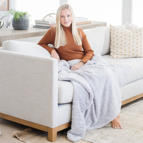 PATTERNED FAUX FUR THROW BLANKETS - Saranoni throw blanket displayed in a modern living room