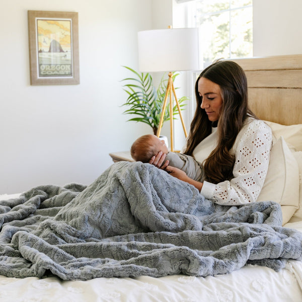 PATTERNED FAUX FUR THROW BLANKETS -Mom and baby relaxing with a comfy Saranoni blanket. 