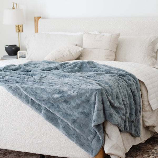 PATTERNED FAUX FUR THROW BLANKETS - Saranoni blanket folded on a cozy master bed