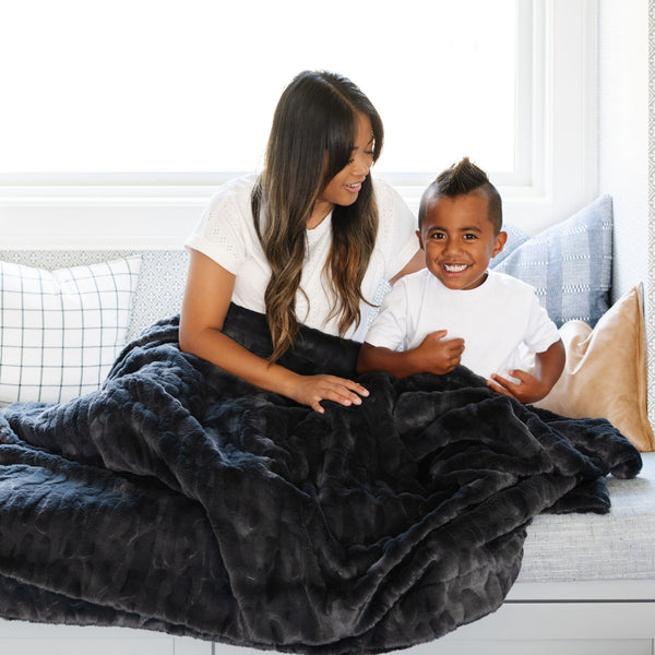 PATTERNED FAUX FUR THROW BLANKETS - Saranoni throw blanket providing a hug-like comfort