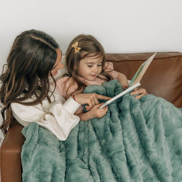 PATTERNED FAUX FUR THROW BLANKETS - Family enjoying the comfort of a Saranoni throw blanket