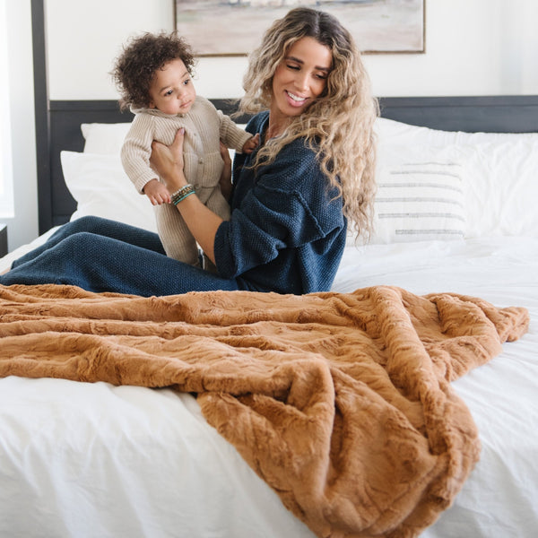 PATTERNED FAUX FUR THROW BLANKETS - Close-up of the fluffy Saranoni blanket texture