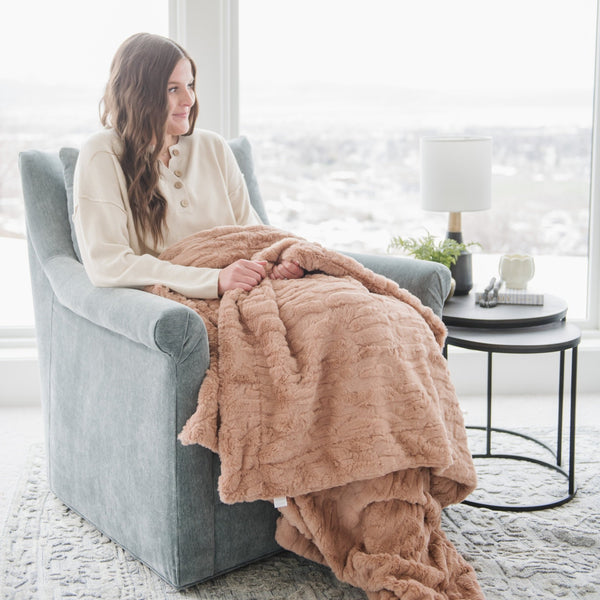 PATTERNED FAUX FUR THROW BLANKETS - Saranoni throw blanket providing both style and comfort