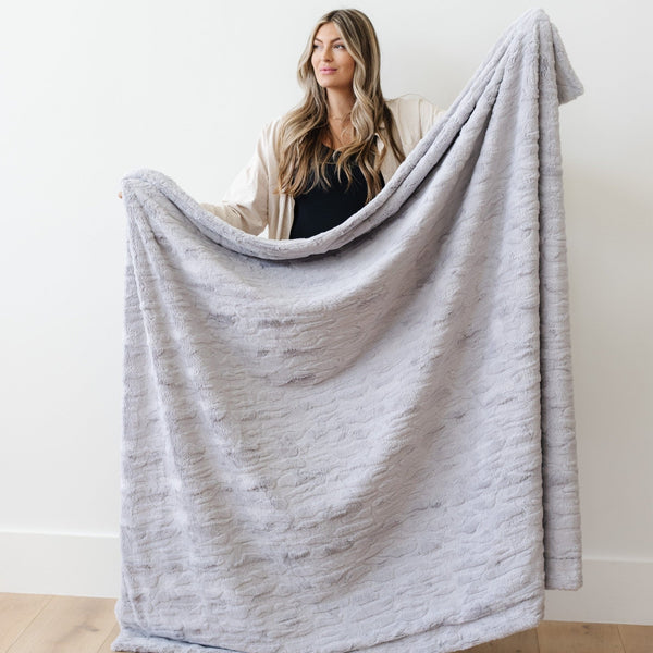 PATTERNED FAUX FUR XL THROW BLANKETS - Durable and elegant Saranoni blanket in a stylish bedroom, perfect for warmth and comfort.