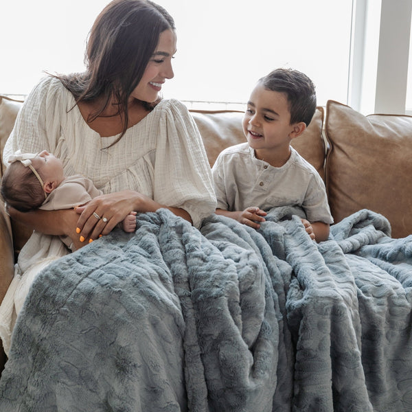 PATTERNED FAUX FUR XL THROW BLANKETS - Comfy and soft Saranoni throw blanket on a sofa, ideal for snuggling up.