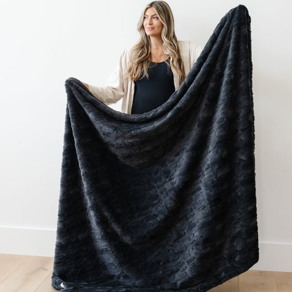 PATTERNED FAUX FUR XL THROW BLANKETS - Big and fluffy Saranoni throw blanket in a cozy living room setting.