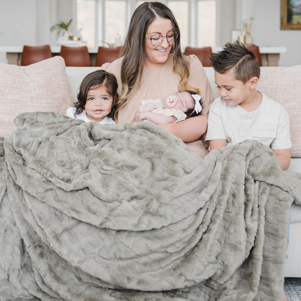 PATTERNED FAUX FUR XL THROW BLANKETS - Luxurious Saranoni throw blanket on a sofa, adding a touch of elegance.