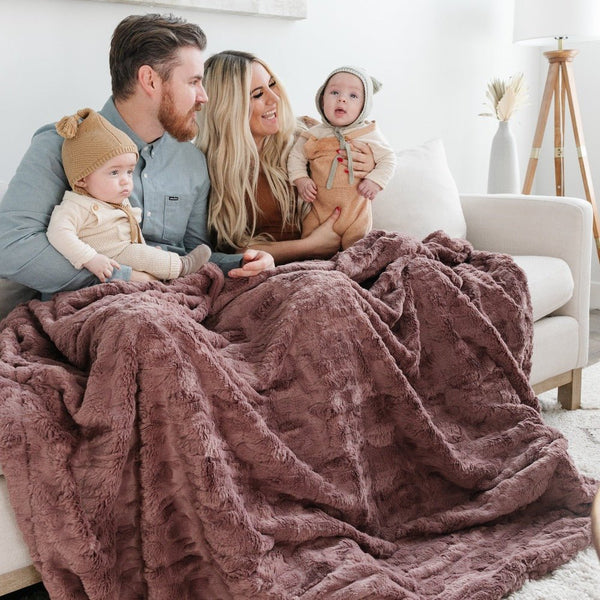 PATTERNED FAUX FUR XL THROW BLANKETS - Durable Saranoni Extra Large Throw Blanket on a sofa, highlighting high-quality construction.