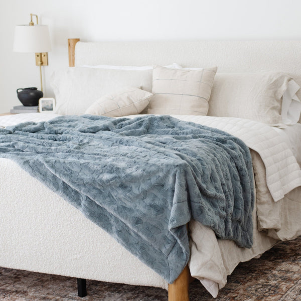 PATTERNED FAUX FUR XL THROW BLANKETS - Soft and luxurious Saranoni blanket on a bed, showcasing its high-quality materials.