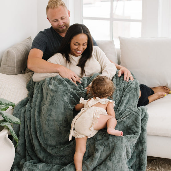 PATTERNED FAUX FUR XL THROW BLANKETS - Large and fluffy Saranoni throw blanket on a sofa, ideal for a cozy night in.