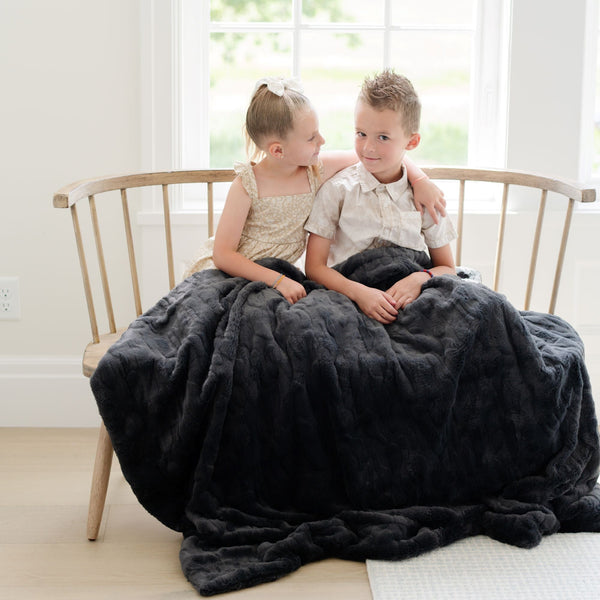 PATTERNED FAUX FUR XL THROW BLANKETS - Elegant and fluffy Saranoni blanket in a living room, adding a touch of style.