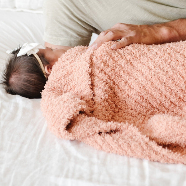 Dad soothing newborn with soft and warm Sunkissed RIBBED BAMBONI MINI BLANKETS - Saranoni