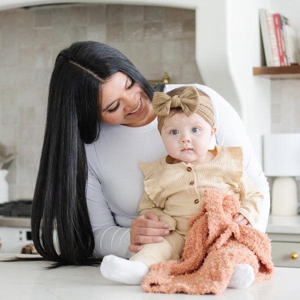 Mom and baby sitting on counter with soft and stretchy Sunkissed RIBBED BAMBONI MINI BLANKETS - Saranoni