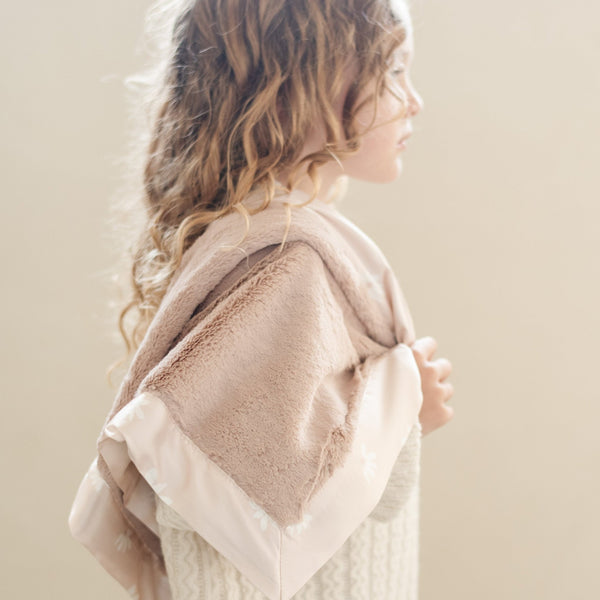 An elegant, warm and snuggly receiving blanket with a satin back, combining softness with a sleek, smooth finish.