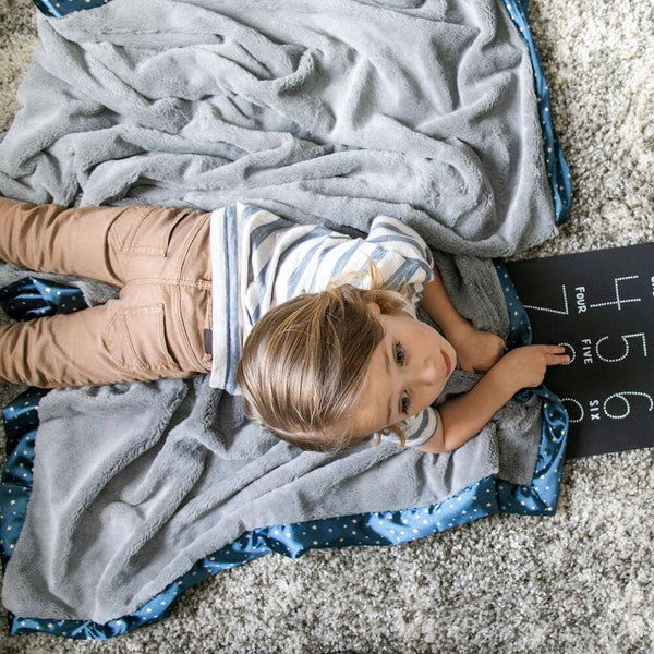 Saranoni toddler blanket with a plush, oversized design, providing ultimate comfort and a sense of security for your little one.