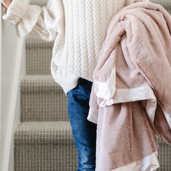 Cuddly Saranoni toddler blanket, designed to envelop your child in a soft, plush embrace for ultimate coziness.