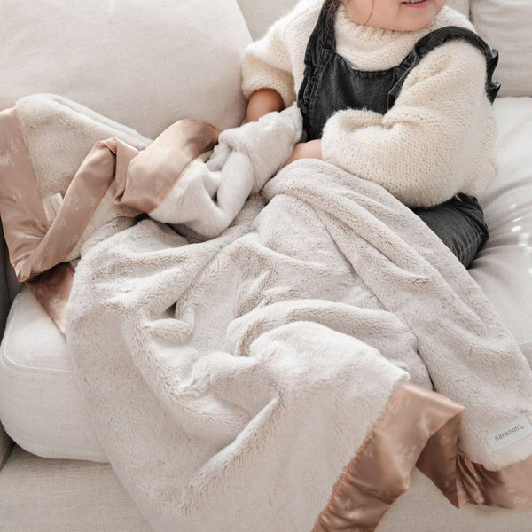 Saranoni toddler blanket with a plush, oversized design, providing ultimate comfort and a sense of security for your little one.