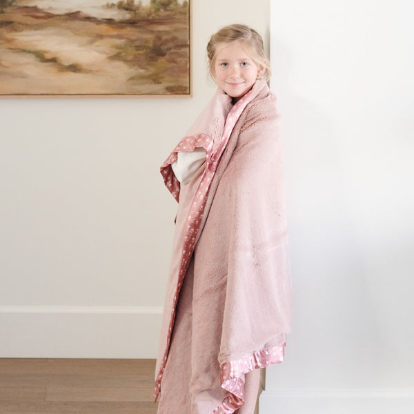 Saranoni toddler blanket, crafted with a unique blend of softness and durability, perfect for everyday comfort and warmth.