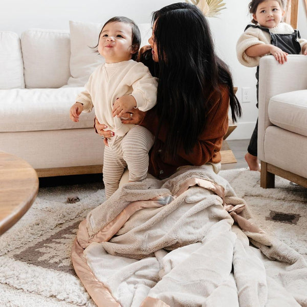 Warm and snuggly Saranoni toddler blanket, featuring a silky-soft texture that cradles your child in gentle luxury.