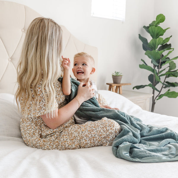 Cozy Saranoni toddler blanket, featuring a plush feel that provides comfort and security for restful naps and bedtime.