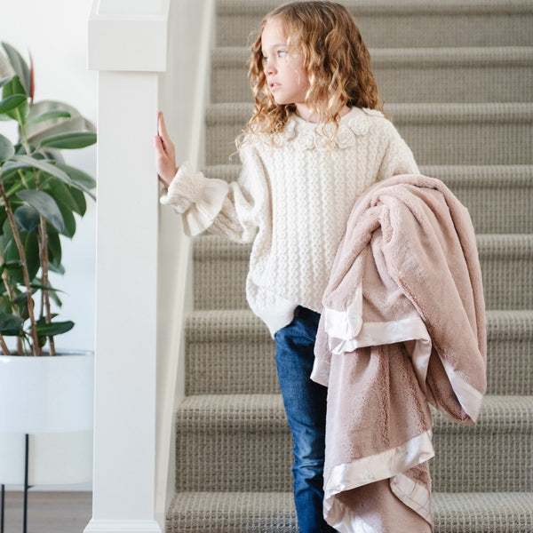 Cuddly light pink Saranoni toddler blanket, designed to envelop your child in a soft, plush embrace for ultimate coziness.