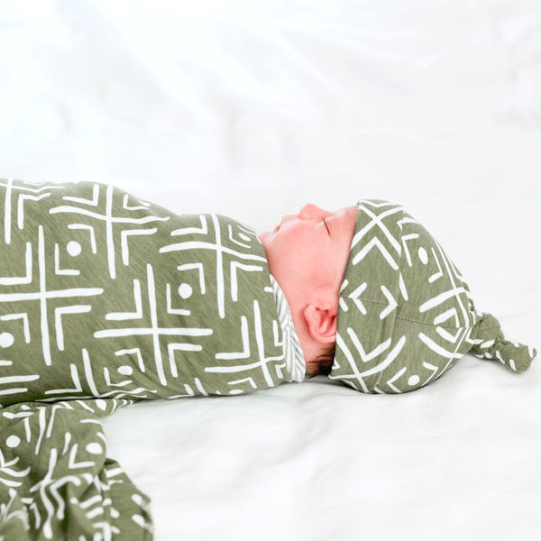 Baby boy falling asleep in comfy STRETCHY SWADDLES - Saranoni