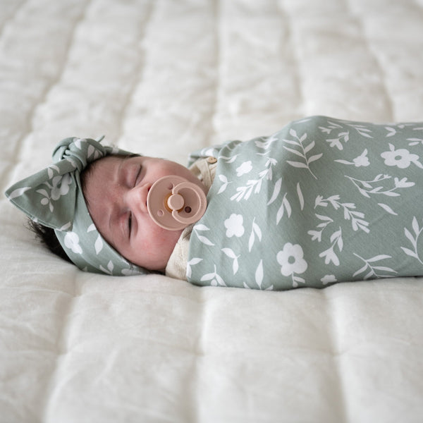 Baby girl falling asleep in super STRETCHY SWADDLE - Saranoni